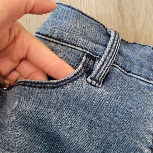 NWOT, BEBE high waisted skirt. Size 25. - Picture 6 of 8